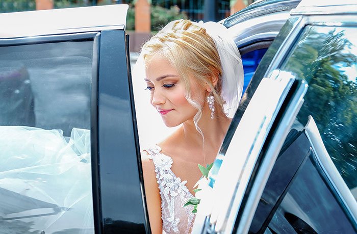 Bride Loses Half Her Bridal Party After A Dress Shop Employee Accidentally Exposes Her